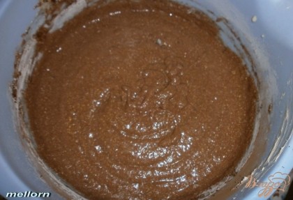 Затем добавить «набухшую» манку, какао-порошок и муку, смешанную с разрыхлителем. Замесить тесто.