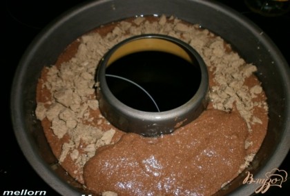 Форму смазать маслом и выложить 12 часть теста. Затем выложить порезанную халву и сверху оставшееся тесто.