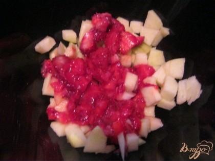 Выложить ягодную смесь в сито и дать стечь лишней жидкости. Яблоки очистить от кожуры и нарезать кубиками.