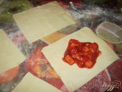 Разрезать тесто на квадраты примерно 8 на 8 см. Внутрь каждого квадрата положить начинку.