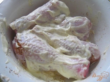 Куриные ножки промыть, обвалять в соли и любимых специях,затем залить майонезом и мариновать в течение 20-30 мин, можно добавить измельченный чеснок.
