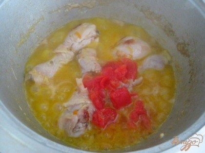 В конце тушения курицу посолить, поперчить и добавить порезанный томат. Тщательно перемешать.