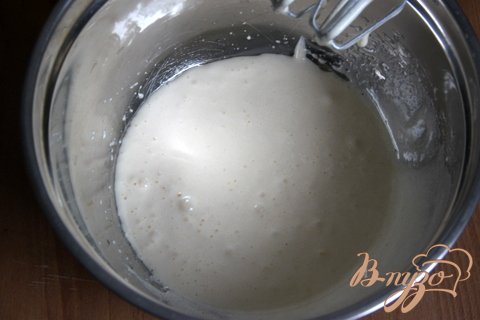Сливочное масло (200г) предварительно растопить и охладить.  Взбить яйца сахаром до пышности.