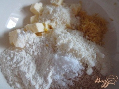 Сливочное масло нарезать кубиками и уложить в мисочку. Добавить тертый сыр, панирочные сухари, цедру, муку и соль.Перемешать все до состояния крошки.