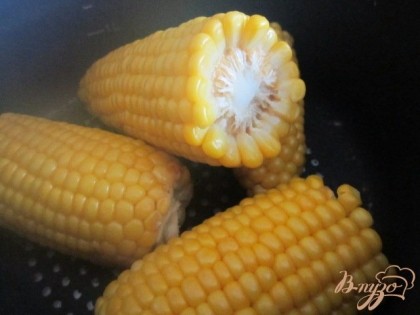 Початки кукурузы отварить в течении 7-10 мин.