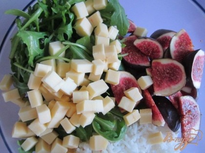 В салатнике смешать отварной рис, сыр, инжир и листья салата. Заправить ореховым маслом и посолить по вкусу.