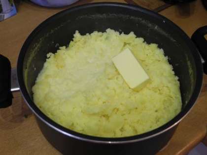 Приготовить пюре: смешать картофель с молоком и маслом