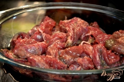 Порезать мясо на полоски. Смешать 2 стол.л олив.масло , соевый соус, и следующие 3 ингредиента. Выложить полоски мяса, все тщательно перемешать и мариновать 1 час или более.