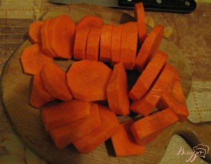 Для начала подготовим морковь: помоем, почистим и нарежем колечками.