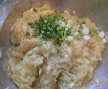 Соединим кабачок с филе, добавим туда яйцо, порезанный зеленый лук, посолим, поперчим и все хорошо перемешаем.