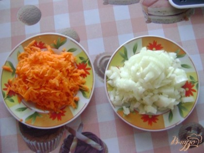 Лук чистим и режем кубиками. Морковь чистим и трем на крупной терке, но можно овощи резать крупнее, например морковь брусочками, а лук более крупными кубиками.