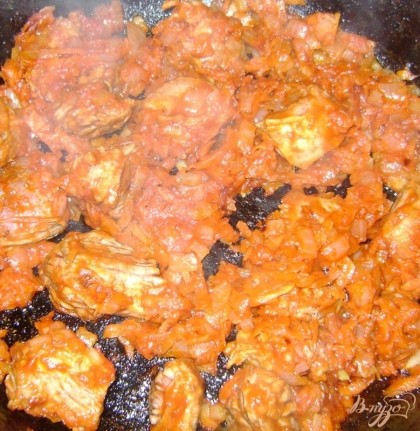 Обжариваем до полуготовности на сковороде лук с морковкой, добавляем туда мясо и томатную пасту, и жарим около 10-15 мин. Добавляем зажарку в суп.