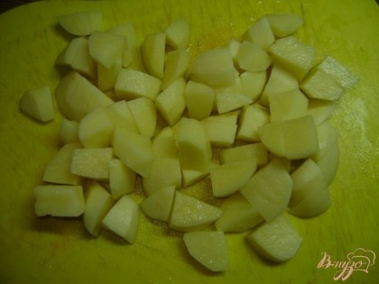 Чистим и режем средними кубиками картофель, и когда вода закипит, добавляем к супу.