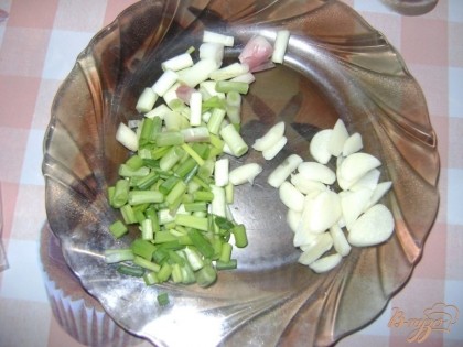 Зеленый лук мелко режем, чеснок режем пластинками.