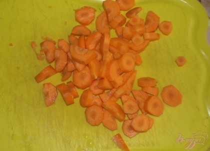 Морковь чистим, и режем кружочками.