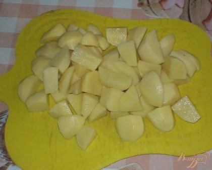 Картофель чистим и режем средними кубиками.