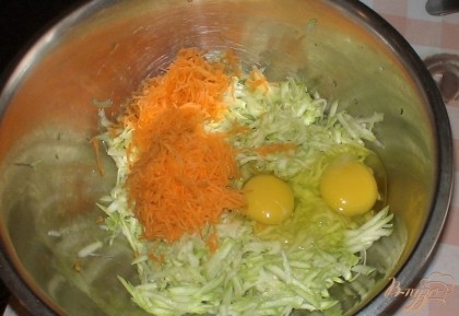 Морковку чистим и трем на мелкой терке. Соединяем овощи, солим, перчим по вкусу, добавляем яйца, муку, майонез и хорошо перемешиваем. Муки можно положить и чуть больше, если вдруг оладьи пристают к сковороде, но я кладу по минимуму, так как я не люблю, когда вкус забивается мукой.