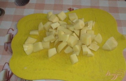 Тем временем чистим картофель, режем его кубиками и добавляем к чечевице.
