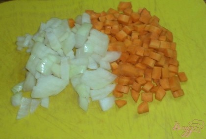 Пока не приготовился картофель, морковь чистим, режем кубиками. Лук чистим и также режем кубиками.