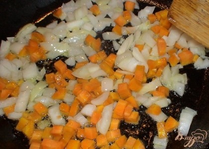 Ставим сковороду с растительным маслом нагреваться на огонь, обжариваем в ней лук с морковью до золотистого цвета.