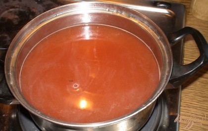 Готовим маринад, которым будем заливать наши огурцы: в кастрюлю наливаем воду, кетчуп, кладем сахар и соль. Даем маринаду закипеть, снимаем его с огня, добавляем уксус, перемешиваем.