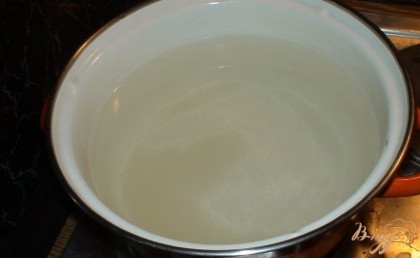Итак, для начала ставим кипятить маринад: смешиваем воду, соль, сахар и уксус. Доводим до кипения.