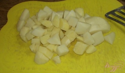 Тем временем чистим и небольшими кубиками режем картофель и отправляем вслед за фрикадельками.