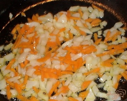Пока картофель варится, чистим лук, морковь. Режем лук мелкими кубиками, а морковь соломкой и обжариваем на сковороде до золотистой корочки.