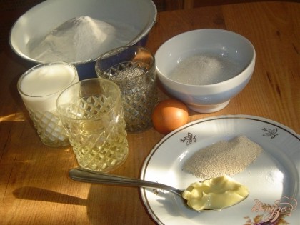 Начинаем процесс приготовления пирога с подготовки необходимых продуктов. Эти ингредиенты расчитаны на два рулета.