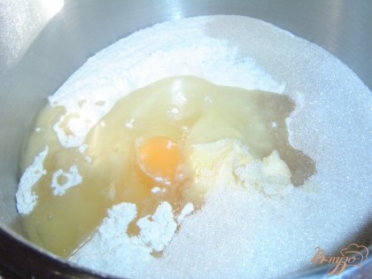 Просеиваем муку, добавляем дрожжи, 4 ст.л. сахара,соль и перемешиваем. В сухую смесь вбиваем яйцо, вливаем кефир, растительное масло и добавляем сливочное масло, а затем замешиваем эластичное тесто.