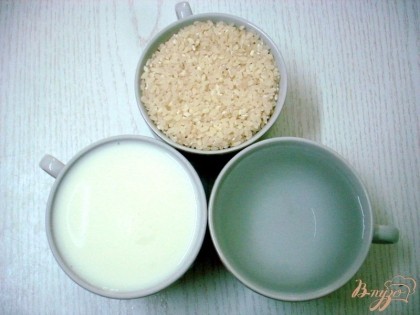 Возьмите три одинаковые чашечки (у меня по 250 мл вместимостью). Одну наполните водой, вторую молоком, третью перебранным рисом.