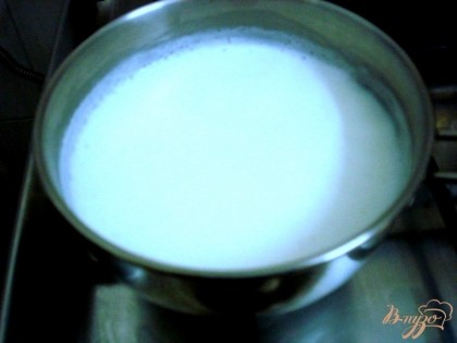 В кастрюле соедините молоко и воду и долейте ещё 50 мл воды. Поставьте на газ, доведите до кипения.