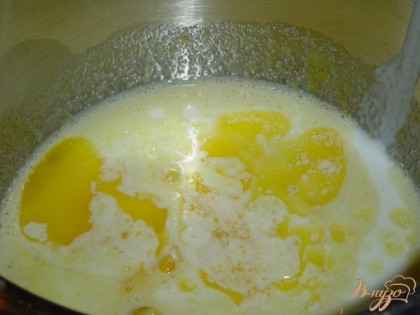 Взбиваем яйца с сахаром, солью, ванильным сахаром, растопленным сливочным маслом и кефиром.