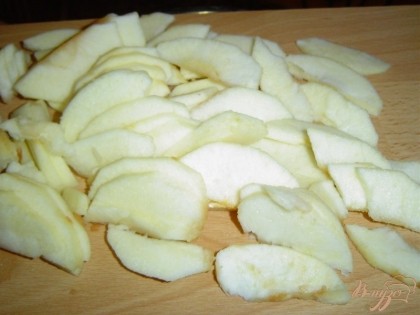 Яблоки очищаем и нарезаем дольками.