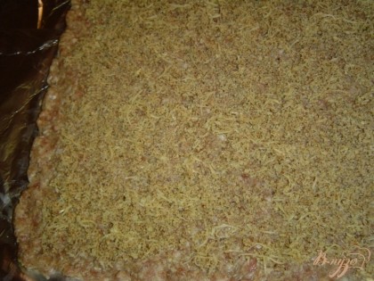 На фарш выкладываем ровным слоем орехово-сырную массу.