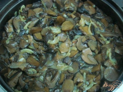 Отваренные грибы выкладываем в сковороду с жареным луком, солим и жарим до готовности. Огонь при этом не большой и крышка закрыта.