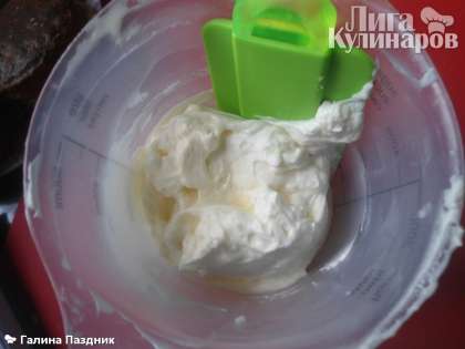 Из мягкого (комнатной температуры) масла и сгущенки приготовить крем. Масло взбить и затем добавлять понемногу сгущенное молоко.