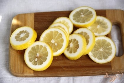 2 лимона нарезать кружочками