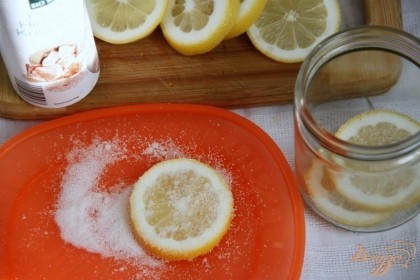 Обмакнуть каждый кружочек лимона в поваренной соли и выложить в чистую баночку