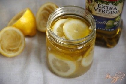 Залить лимонным соком лимоны, оставшееся пространство (сверху) залить на 1 см оливковым маслом.