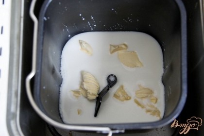 Молоко комнатной тем-ры  влить в ХП, добавить соль, сахар, масло