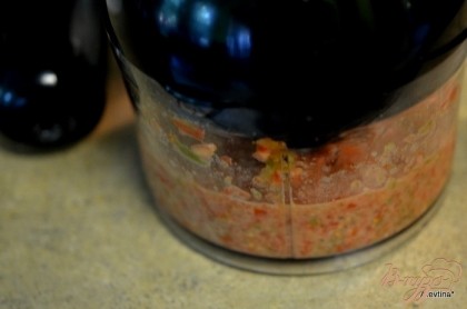 Вымытые небольшие томаты выложим в фудпроцессор или блендер. Затем остальные ингредиенты, посолить. Пропульсируем.