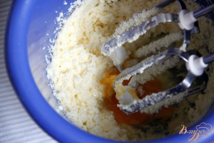 Взбить масло с 3/4 стак. сахара до кремообразного состояния, ввести по одному яйца, постоянно вмешивая в тесто, соль.