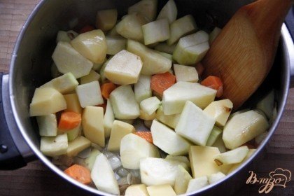 Добавить овощи, нарезанные кубиком, обжаривать, помешивая, мин.5-7.