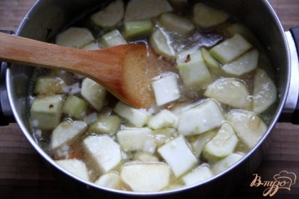 Добавить мясной бульон (или воду!) и варить до готовности овощей.