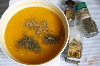 Готовый суп приправить сушеными травами, солью, перцем и подогреть.