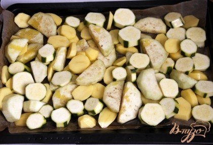 Картофель (мелкий), очищенные баклажаны,кабачки порезать дольками по 2-3 см толщиной, выложить на противень, смазать 3 ст.л. оливкового масла, посолить, перемешать руками и запечь в духовке при 200*С до мягкости овощей (20-30 мин).