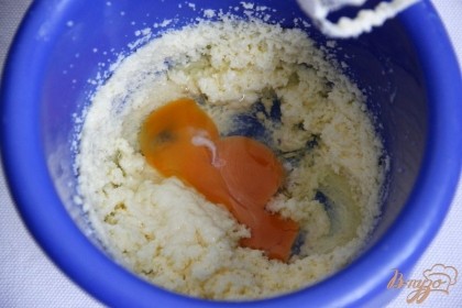 Размягчённое масло взбить с сахаром, ввести по одному яйца.