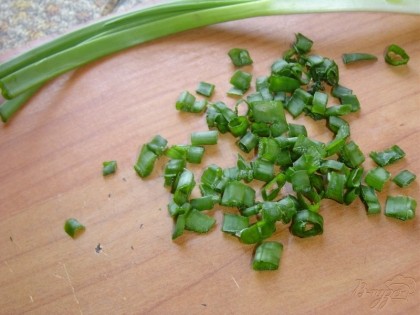 Измельчаем зеленый лук, а имбирь натираем на мелкой терке.
