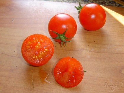 У помидоров срезаем верхушку-крышечку,ложкой осторожно удаляем сердцевину и измельчаем ее.